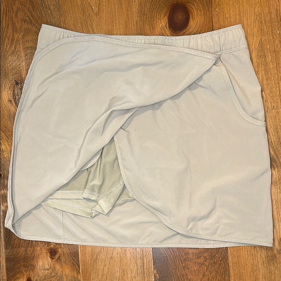 The American Outdoorsman Women’s Tan Skort - Medium - Picture 3 of 8